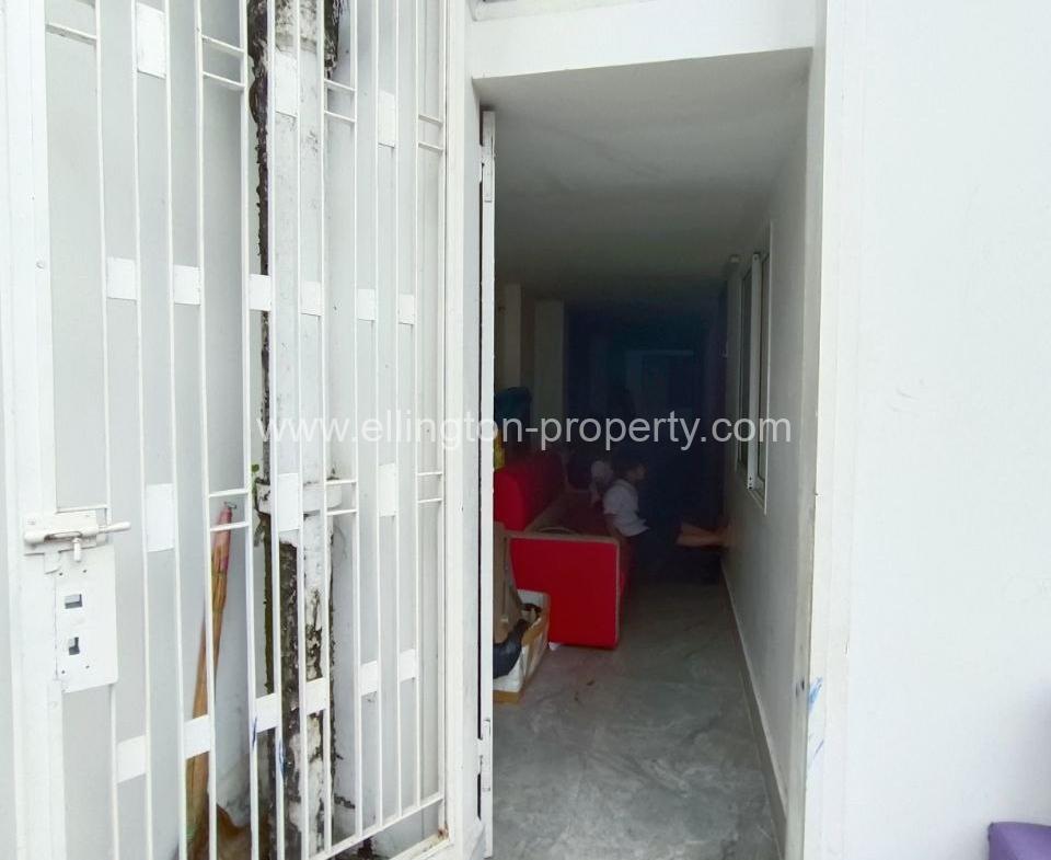 Unrenovated Flat For Sale In Daun Penh - Ellington Property