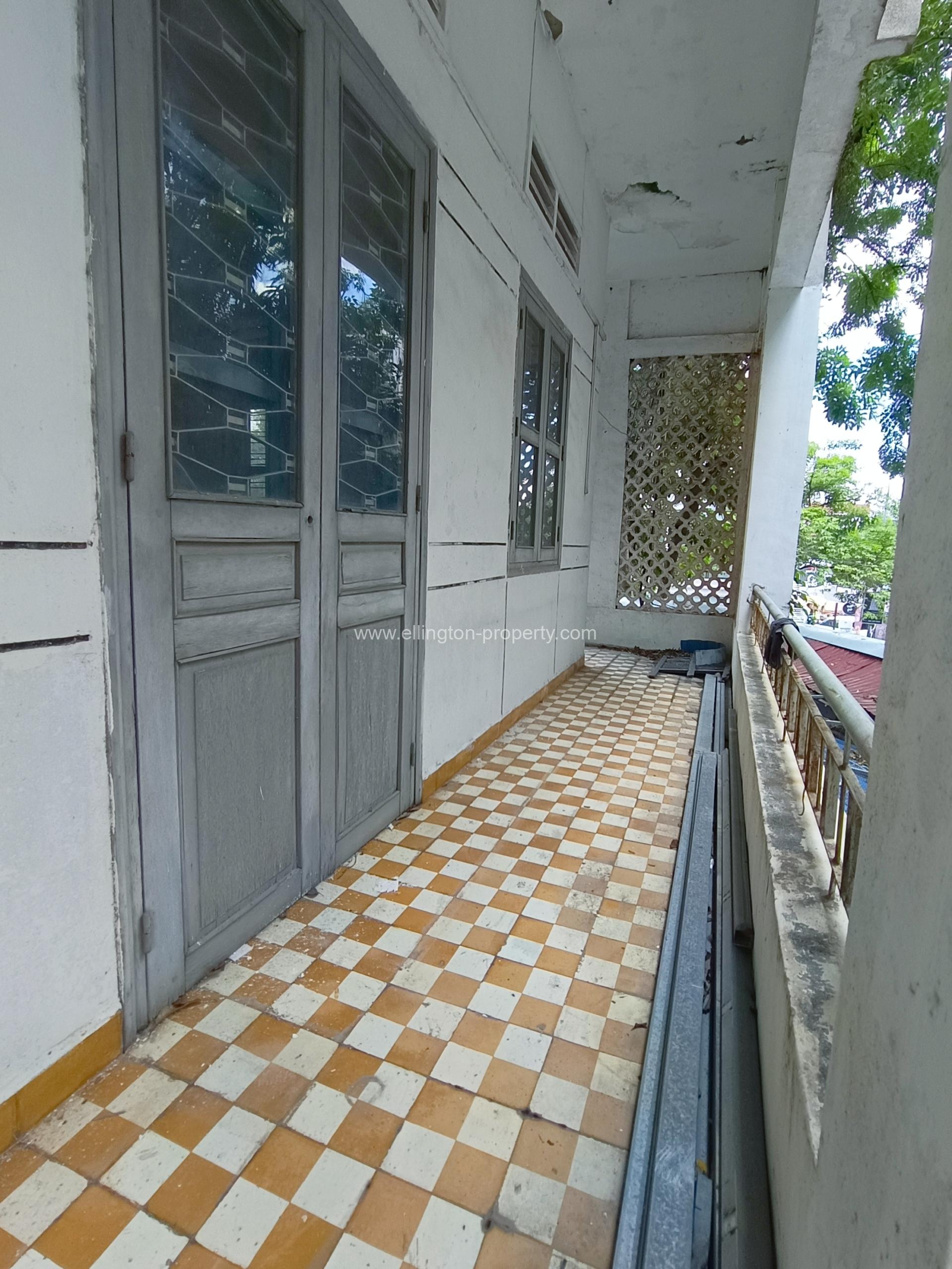 4 Bedrooms Unrenovated Flat For Rent In Bkk1 - Ellington Property