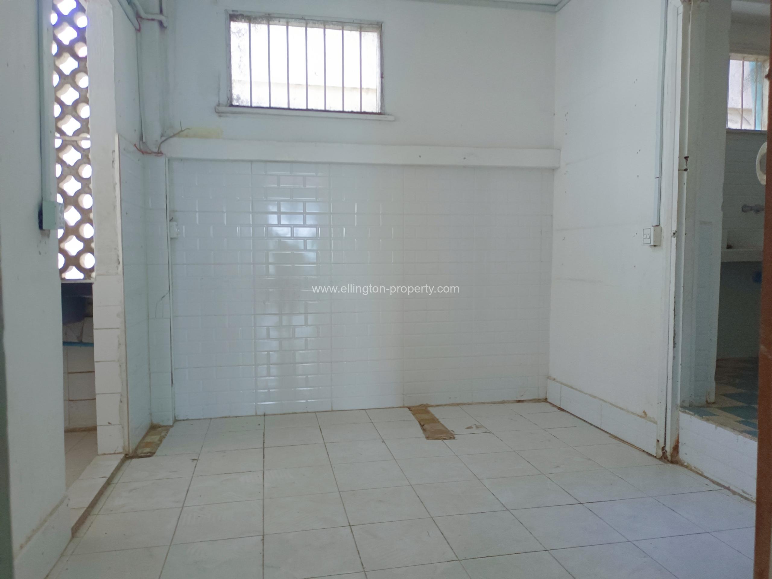 4 Bedrooms Unrenovated Flat For Rent In Bkk1 - Ellington Property