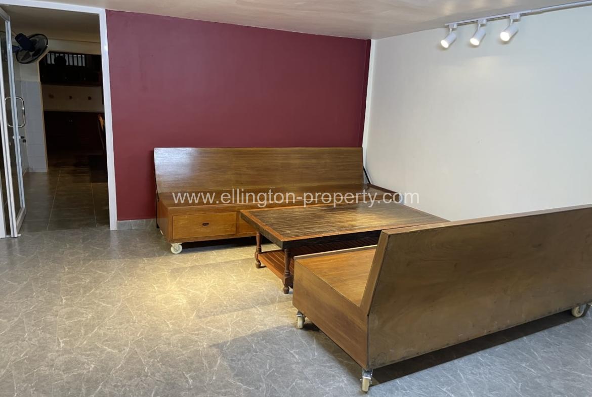 Shophouse For Rent In Bkk3. - Ellington Property