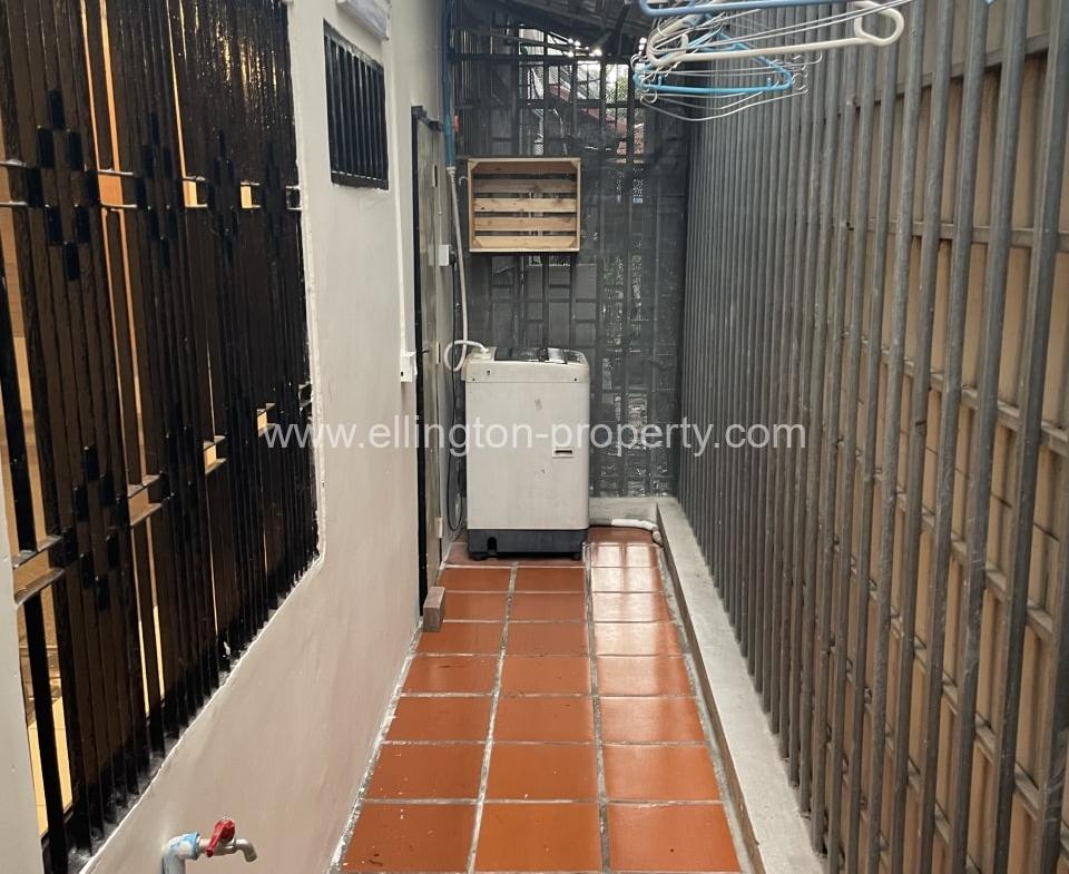 Shophouse For Rent In Bkk3. - Ellington Property