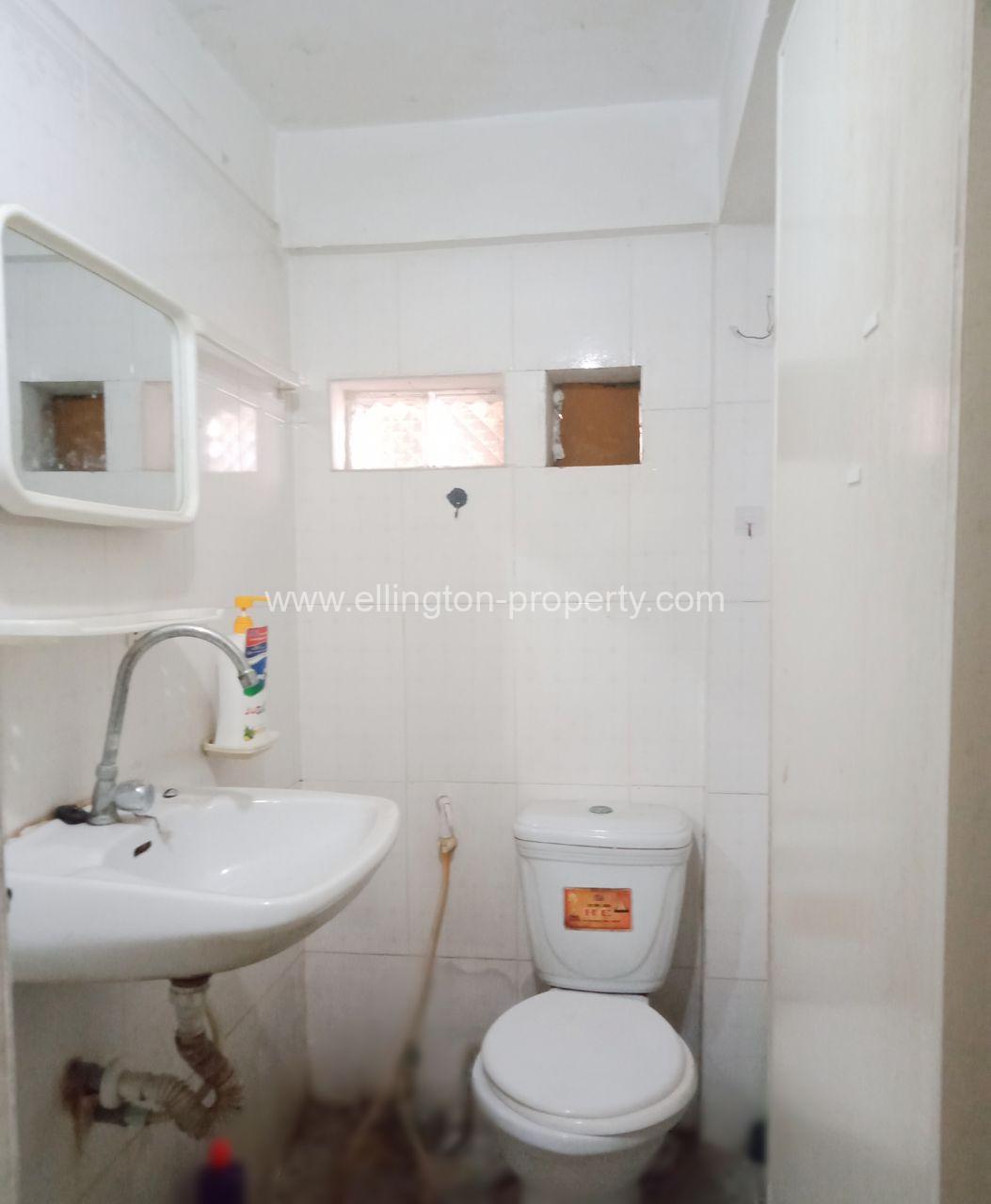 Shophouse For Rent In​ Tumnob Tuek - Ellington Property