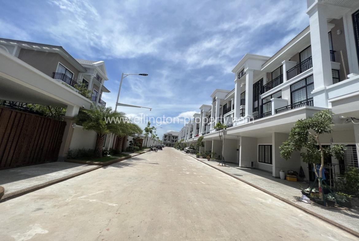 Villa ( La ) For Sale In Borey Peng Huoth Boerng Snor.  - Ellington Property