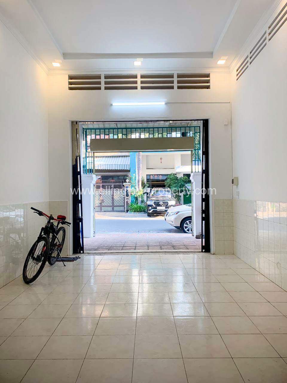 Shophouse For Rent In Bkk2 - Ellington Property