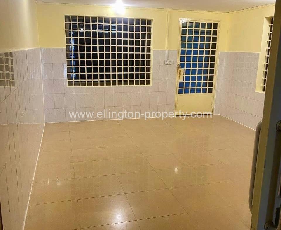 Shophouse For Rent In Bkk3 - Ellington Property