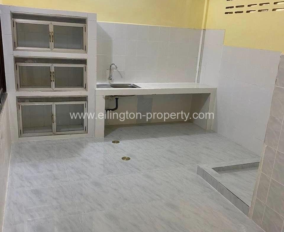 Shophouse For Rent In Bkk3 - Ellington Property