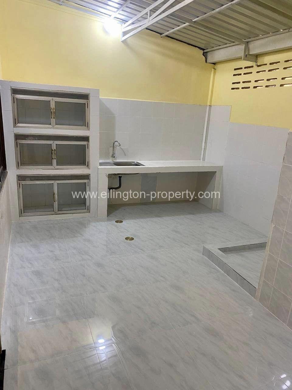 Shophouse For Rent In Bkk3 - Ellington Property