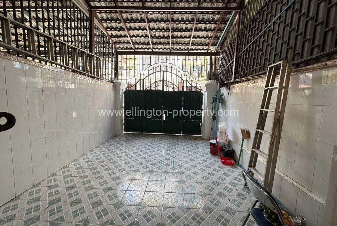 Shophouse For Rent In Bkk3 - Ellington Property