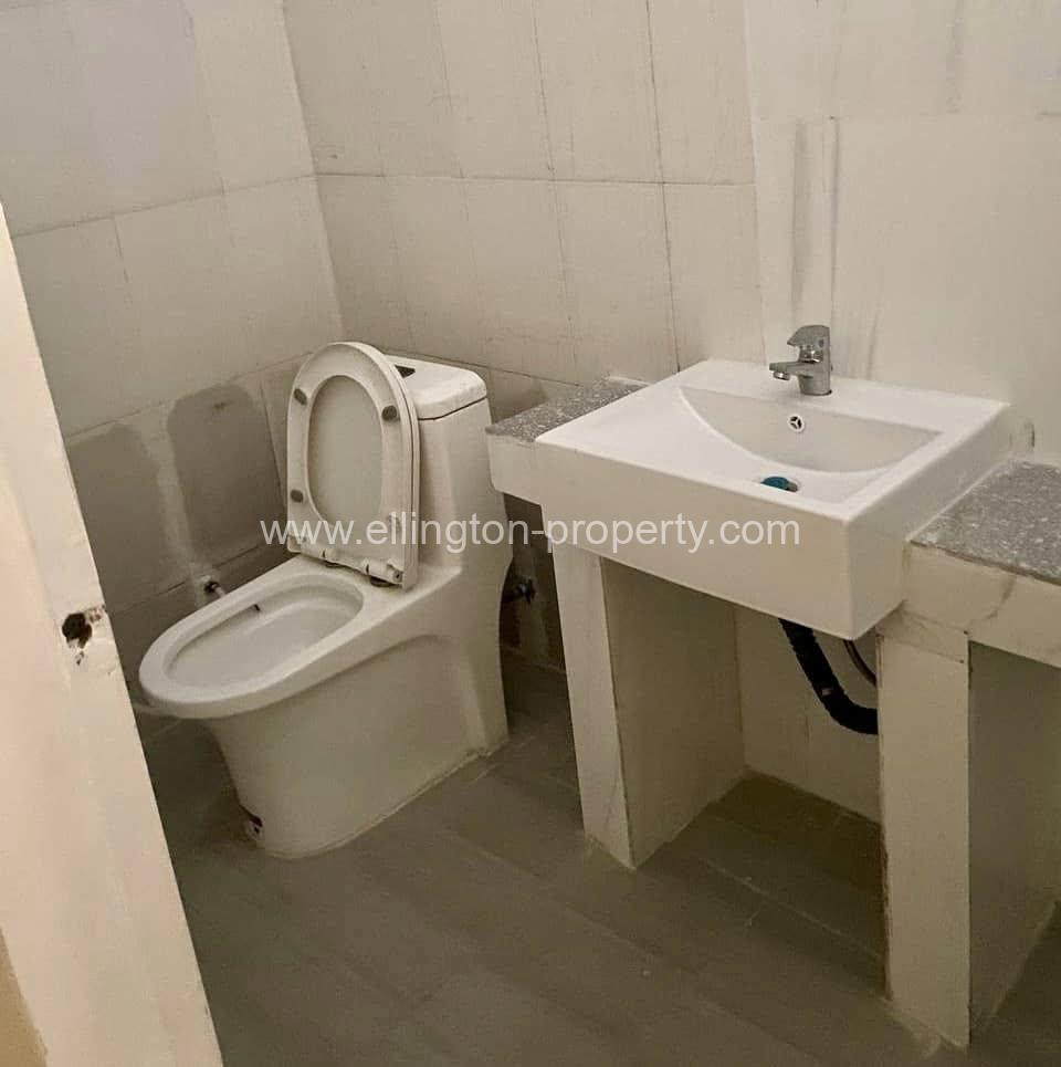 Shop House For Rent In Bkk3 - Ellington Property