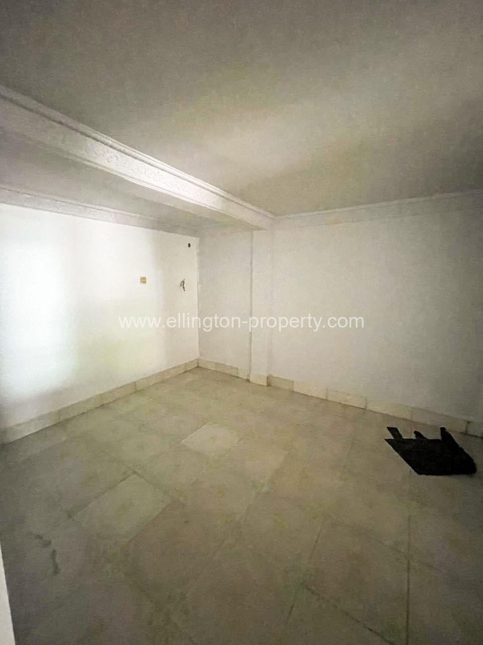 Shophouse For Rent​ In Bueng Keng Kong - Ellington Property