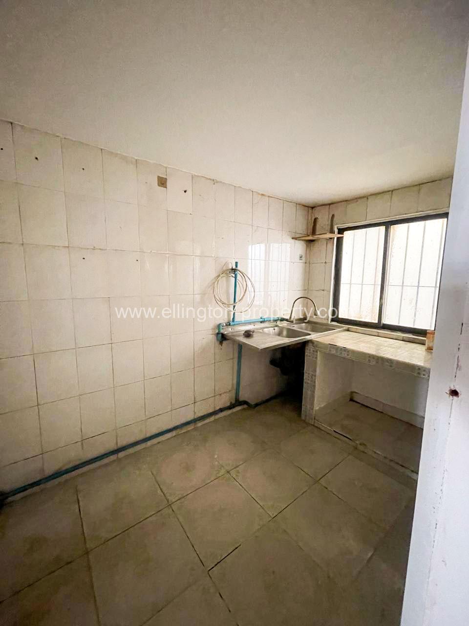 Shophouse For Rent​ In Bueng Keng Kong - Ellington Property