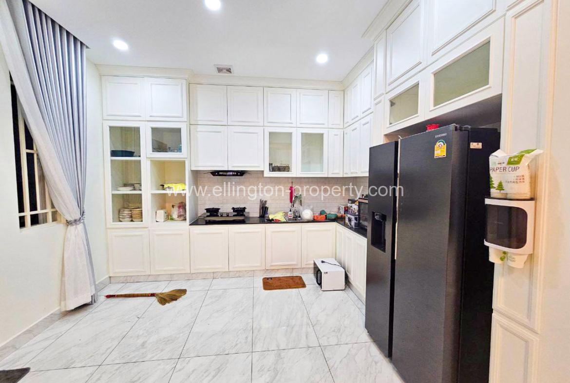 Queen Villa For Rent In Near Aeon2 - Ellington Property