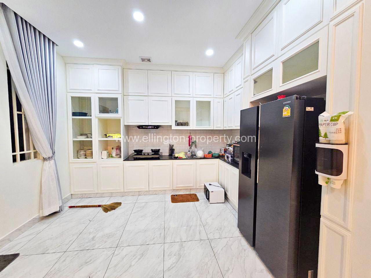 Queen Villa For Rent In Near Aeon2 - Ellington Property