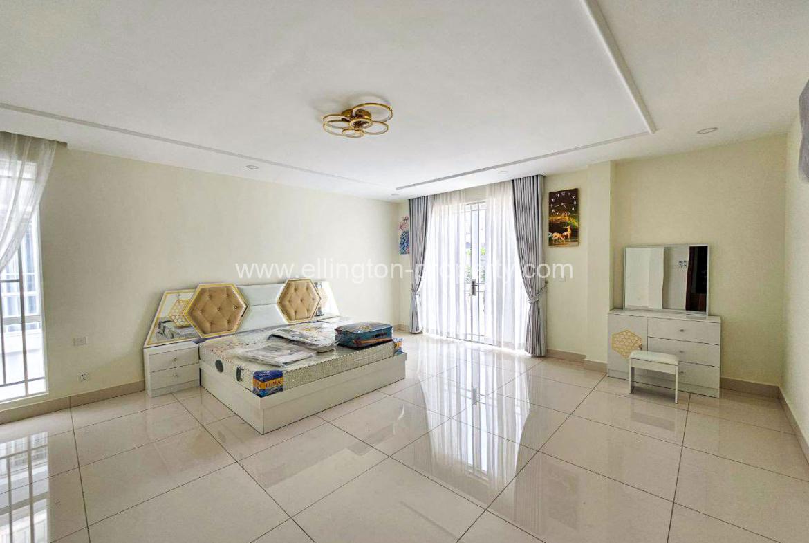 Queen Villa For Rent In Near Aeon2 - Ellington Property