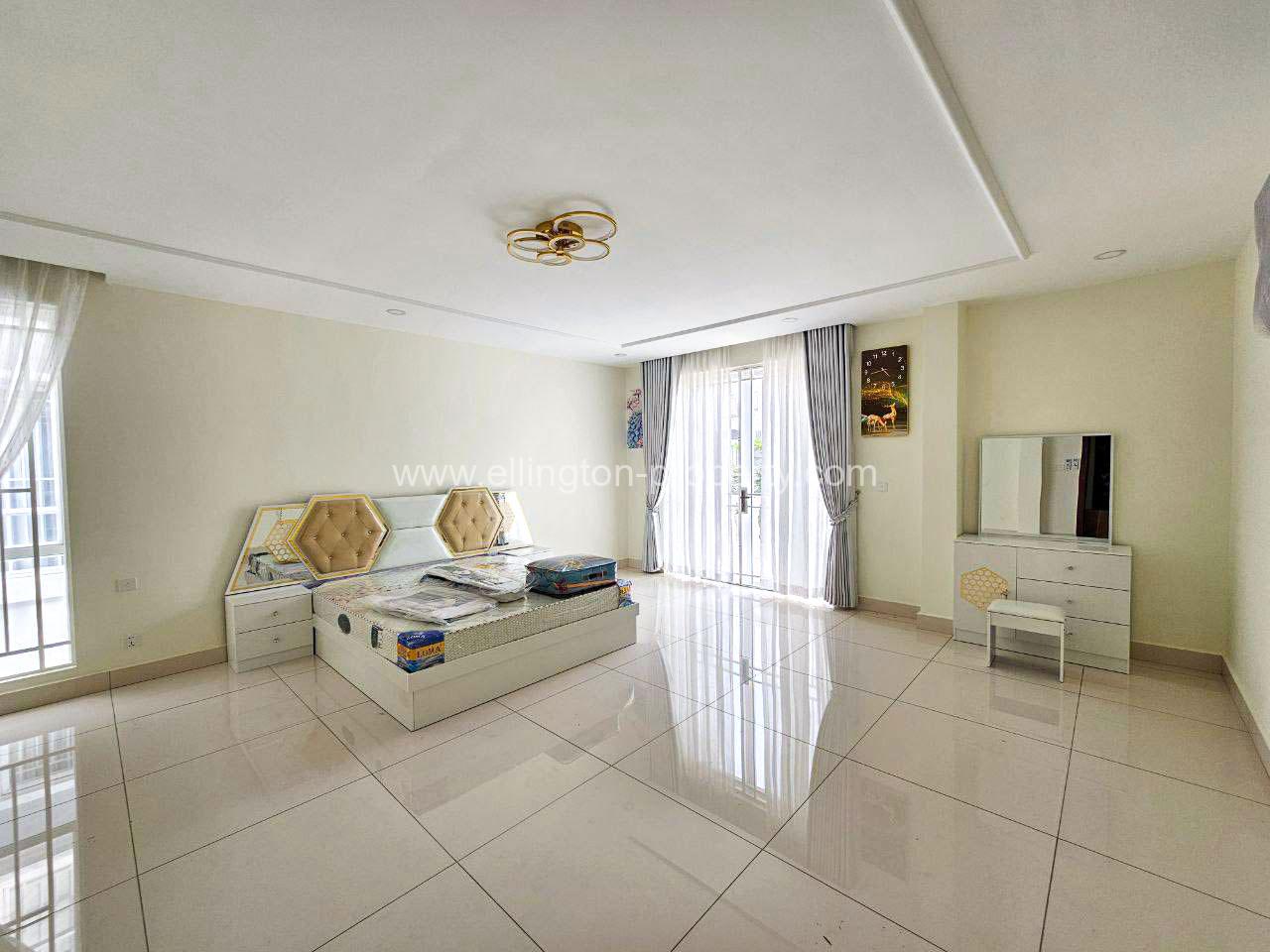 Queen Villa For Rent In Near Aeon2 - Ellington Property