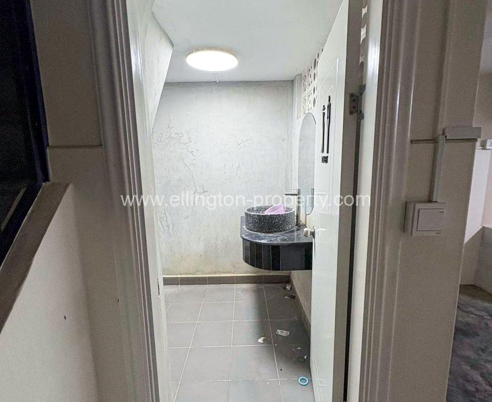 Shophouse For Rent In Bueng Keng Kang - Ellington Property