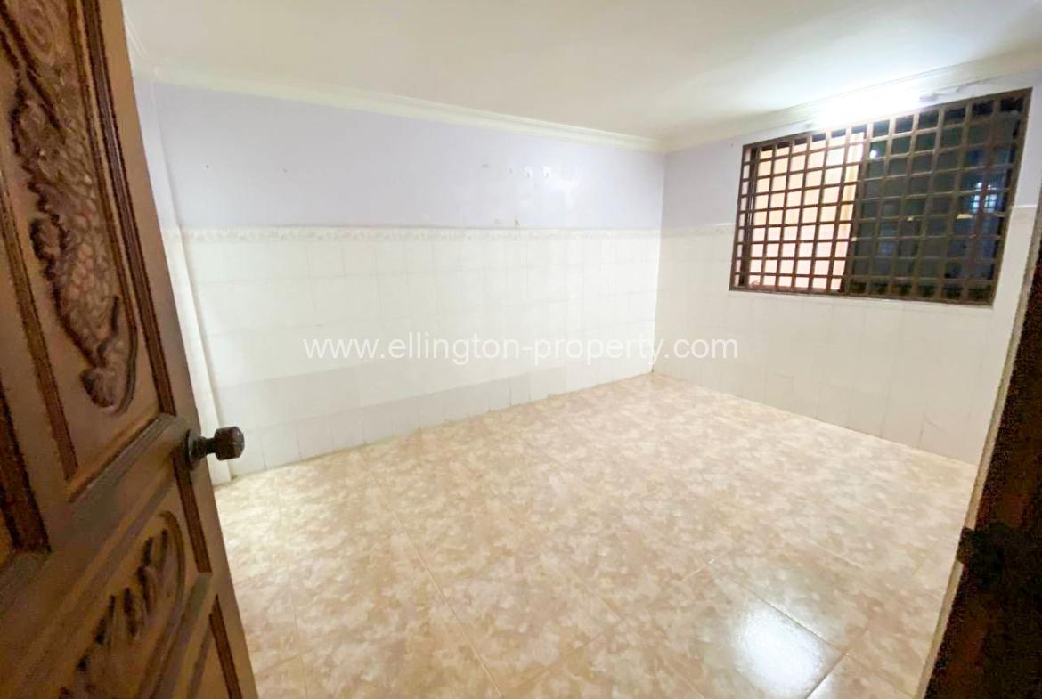 Shophouse For Rent In Bkk3 - Ellington Property